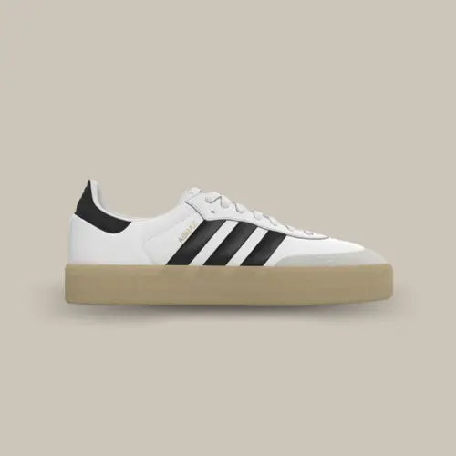 La Adidas Sambae White Black Gum de côté avec sa base en cuir premium blanc qui contraste avec les trois bandes en cuir noir accordé au heel tab. On trouve une épaisse semelle qui donne un aspect surélevé.