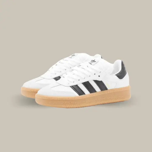 La Adidas Sambae White Black Gum possède une base en cuir blanc premium qui contraste avec les trois célèbres bandes d'Adidas en cuir noir. L'inscription "Sambae" couleur or parfait le côté luxueux de la paire. Pour finir, la semelle très épaisse va donner un côté surélevé très tendance.