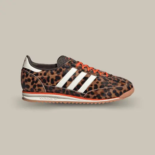 La Adidas SL 72 OG Leopard Print vue de côté avec sa base en imprimé leopard et ses trois bandes blanches assorties au heel tab. On retrouve une ligne orange vif entre l'empeigne et la midsole blanche qui fait un rappel avec les lacets.