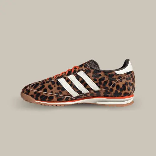 La Adidas SL 72 OG Leopard Print vue de côté avec sa base en imprimé leopard et ses trois bandes blanches assorties au heel tab. On retrouve une ligne orange vif entre l'empeigne et la midsole blanche qui fait un rappel avec les lacets.