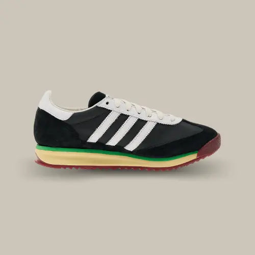 La Adidas SL 72 RS Bob Marley One Love vue de côté avec sa base en nylon noir, ses trois bandes blanches accordées au heel tab, sa midsole jaunie qui contraste avec une bande verte et une outsole rouge. 