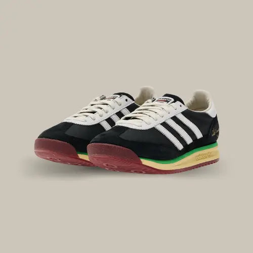 La Adidas SL 72 RS Bob Marley One Love est une sneaker qui rend hommage à la légende du reggae, Bob Marley, et à son message universel de paix et d'unité. Ce modèle combine le design rétro des années 70 avec une touche de culture jamaïcaine grâce à ses couleurs emblématiques : rouge, jaune et vert sur la semelle intermédiaire. La tige en nylon noir et suède premium offre un confort durable et un look iconique. Avec l'inscription "One Love" et la signature de Bob Marley brodée sur le talon.