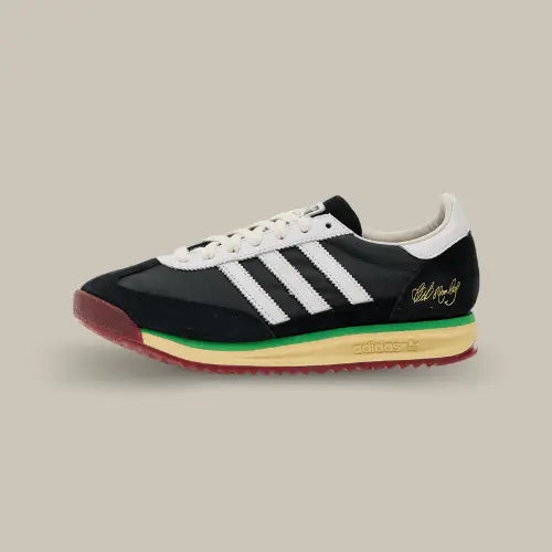 La Adidas SL 72 RS Bob Marley One Love vue de côté avec sa base en nylon noir, ses trois bandes blanches accordées au heel tab, sa midsole jaunie qui contraste avec une bande verte et une outsole rouge. On retrouve la signature Bob Marley au niveau du talon.