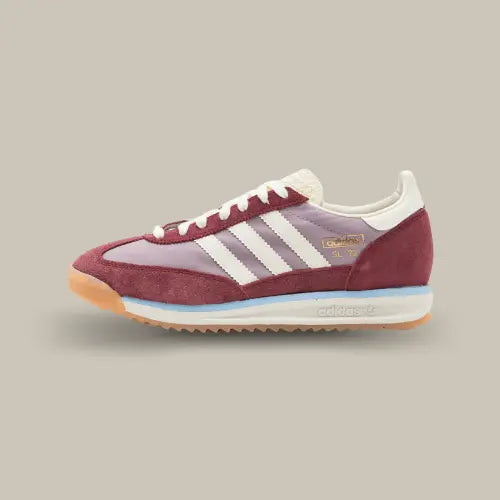 La Adidas SL 72 RS Preloved Fig Off White vue de côté avec sa base en nylon rose et ses empiècements en suède rouge.