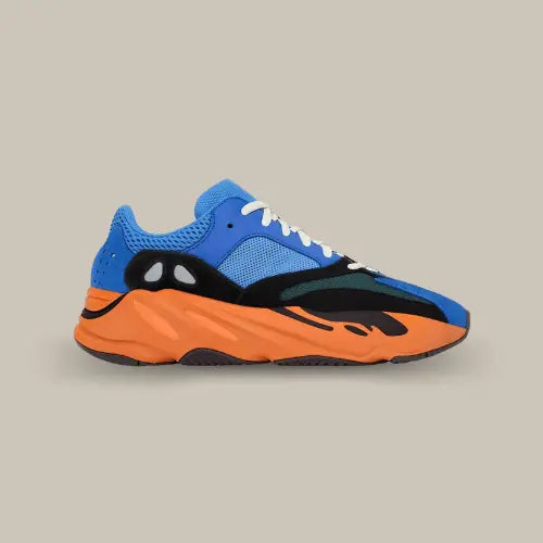 La Adidas Yeezy 700 Bright Blue possède une base mélangeant un cuir suédé et des mailles synthétique bleu électrique avec des superpositions noires proposant un contraste saisissant. La semelle orange équipée de la technologie Boost vient parfaire ce modèle parfait pour l'été.