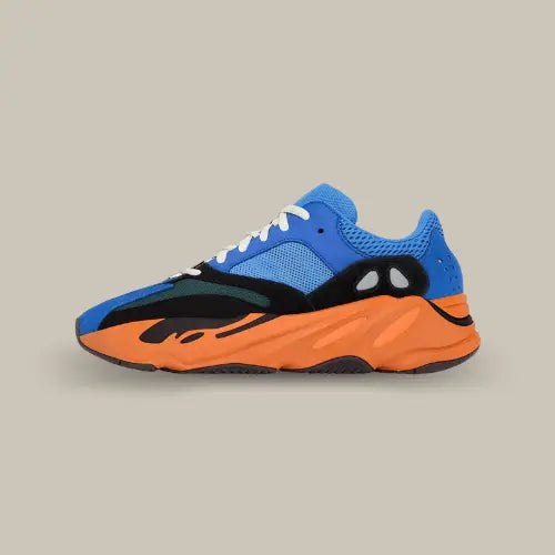 La Adidas Yeezy 700 Bright Blue possède une base mélangeant un cuir suédé et des mailles synthétique bleu électrique avec des superpositions noires proposant un contraste saisissant. La semelle orange équipée de la technologie Boost vient parfaire ce modèle parfait pour l'été.