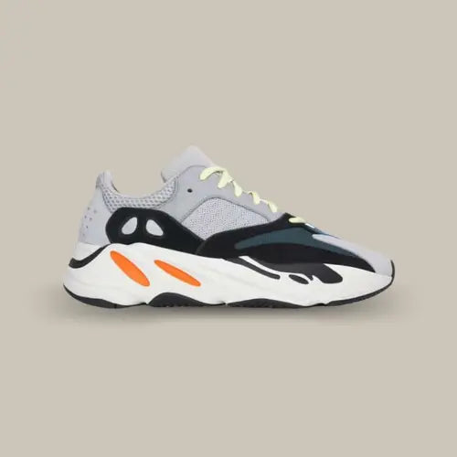 La Adidas Yeezy 700 Wave Runner Solid Grey possède une base en toile grise et en daim bleu très originale avec une semelle renforcée parsemée de touches orange. Les lacets jaunes clairs viennent donner une touche épurée à la paire.