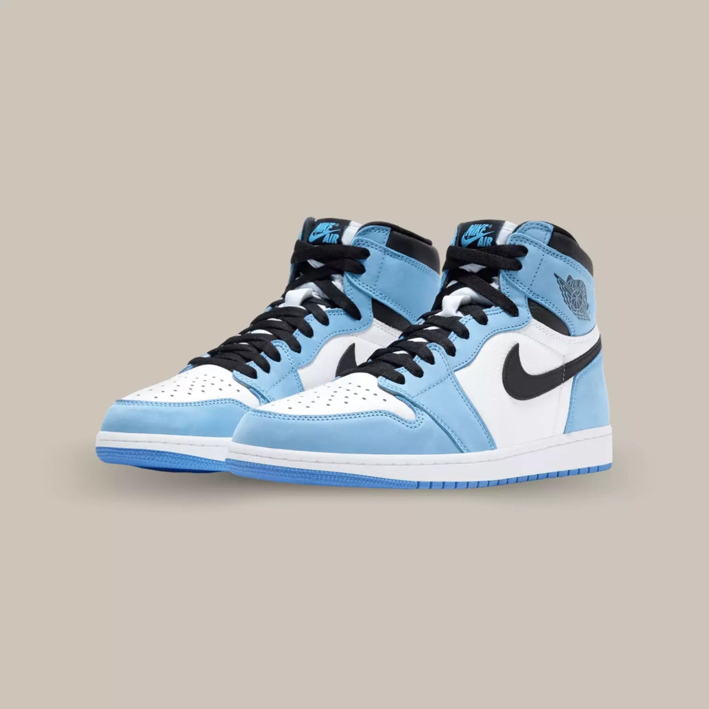 La Air Jordan 1 Retro High University de coté avec une base en cuir blanc et des différents empiècements en cuir suède bleu clair.