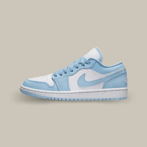 La Air Jordan 1 Low Aluminium de coté avec une base en cuir blanc sublimée par des superpositions en cuir bleu ciel.