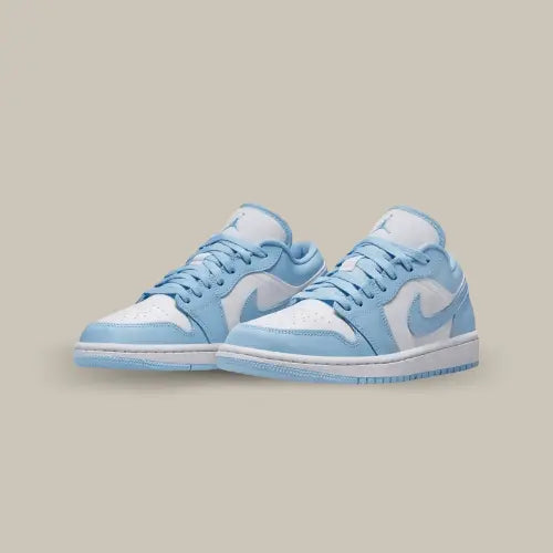 La Air Jordan 1 Low Aluminium propose une base en cuir blanc sublimée par des superpositions en cuir bleu ciel. Cette association de couleurs n’est évidemment pas sans rappeler les coloris UNC de la marque.