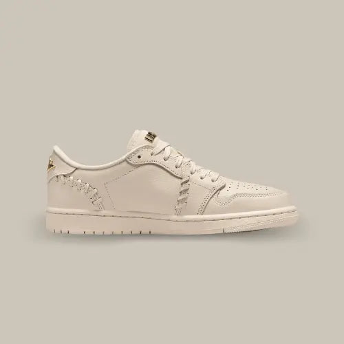 La Air Jordan 1 Low Method of Make Legend Light Brown vue de côté avec sa base en cuir premium brun clair.