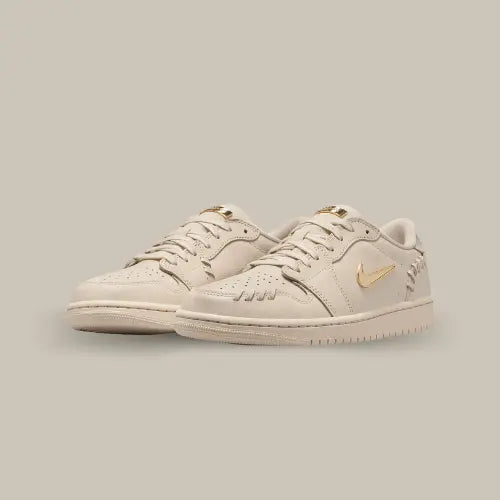 La Air Jordan 1 Low Method of Make Legend Light Brown possède une base en cuir premium brun clair avec un swoosh doré accordé au logo wings sur le talon et aux détails sur la languette. Une magnifique paire de Jordan évoquant le style des sacs à main haut de gamme qui donnera une touche d'élégance à vos outfits.