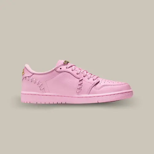 La Air Jordan 1 Low Method of Make Perfect Pink vue de côté avec sa base en cuir premium rose.