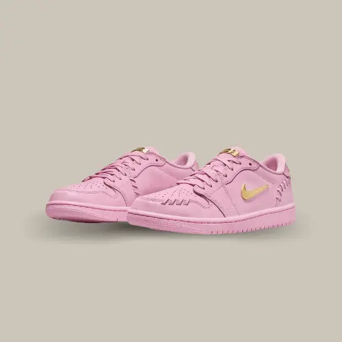 La Air Jordan 1 Low Method of Make Perfect Pink possède une base en cuir premium rose pâle avec un swoosh doré qui s'accorde au logo wings sur le talon et aux détails sur la languette. Des finitions qui vont donner une touche d'élégance à ce magnifique modèle tout en rose.