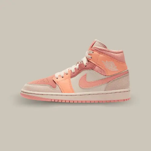 La Air Jordan 1 Mid Apricot Orange vue de côté avec sa base en cuir gris et ses empiècements de couleur orange et rose.