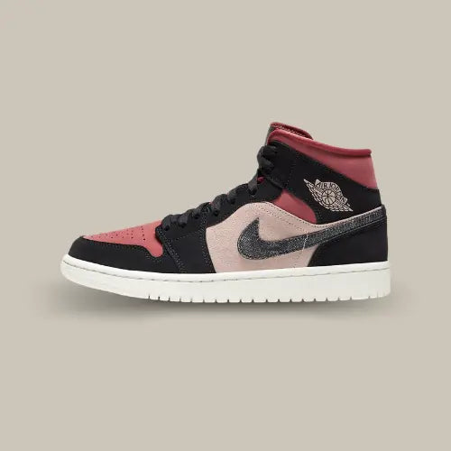 La Air Jordan 1 Mid Canyon Rust vue de côté avec sa base mixant cuir et daim avec des nuances de rose et de noir.