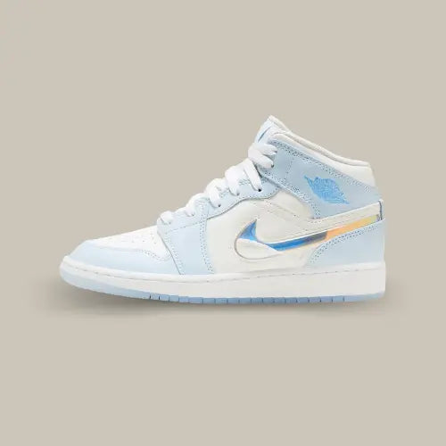 La Air Jordan 1 Mid Glitter Swoosh vue de côté avec sa base en cuir blanc, ses empiècements bleu clair et son swooch brillant à effet miroir.