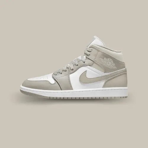 La Air Jordan 1 Mid Linen vue de côté avec son cuir blanc et ses empiècements gris lin.