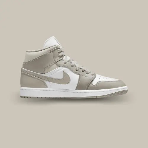 La Air Jordan 1 Mid Linen vue de côté avec son cuir blanc et ses empiècements gris lin.