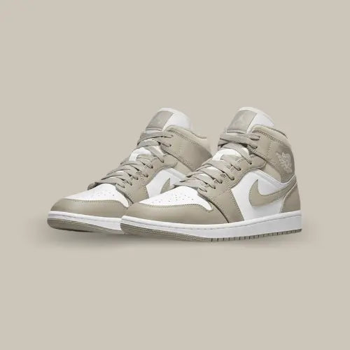 La Air Jordan 1 Mid Linen possède une base en cuir blanc avec des empiècements de couleur gris lin. On retrouve le logo Jordan Wings blanc au niveau de la cheville assortie à l'empeigne et à la midsole.