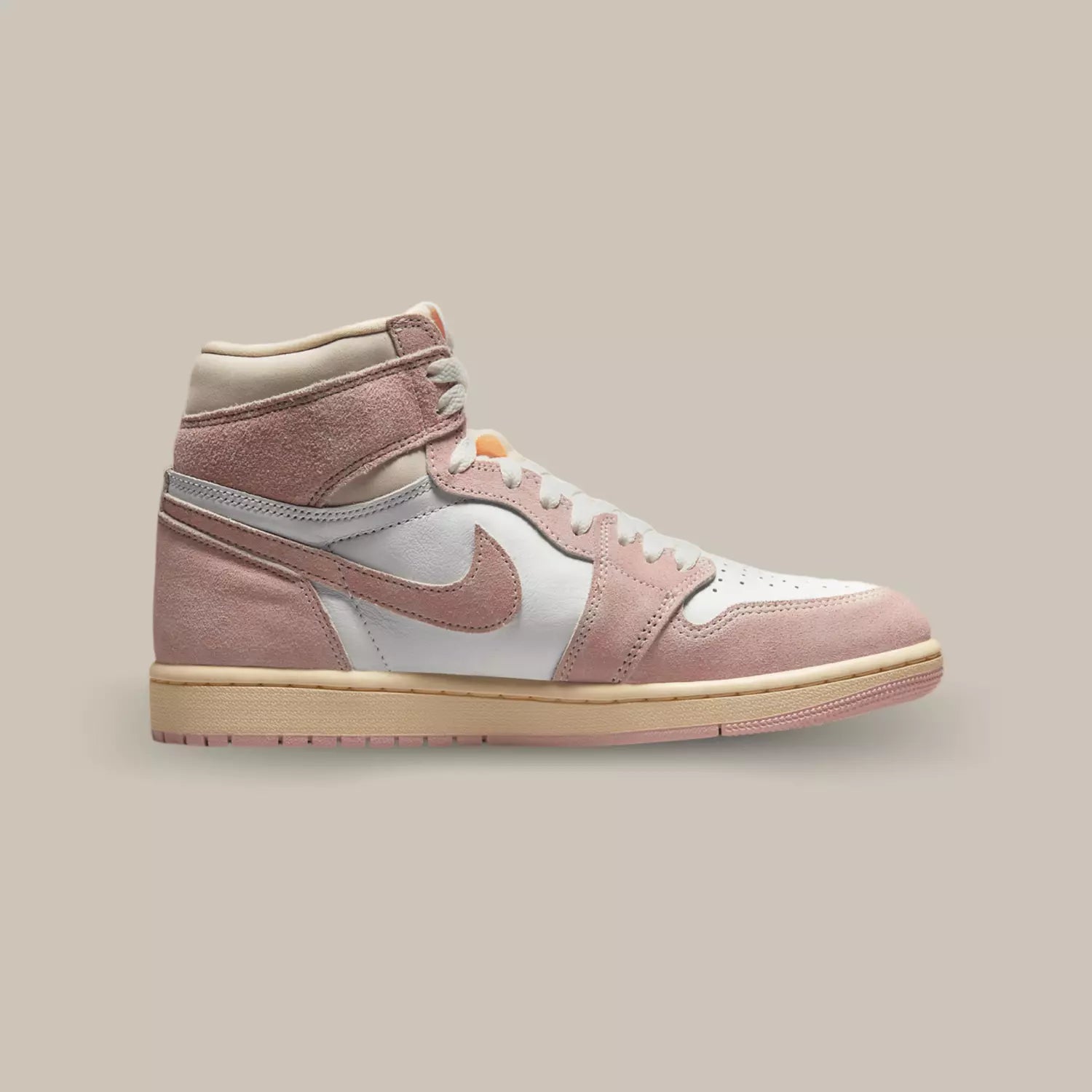 La Air Jordan 1 Retro High OG Washed Pink de coté avec sa base en cuir blanc et des empiècements en daim rose pastel.