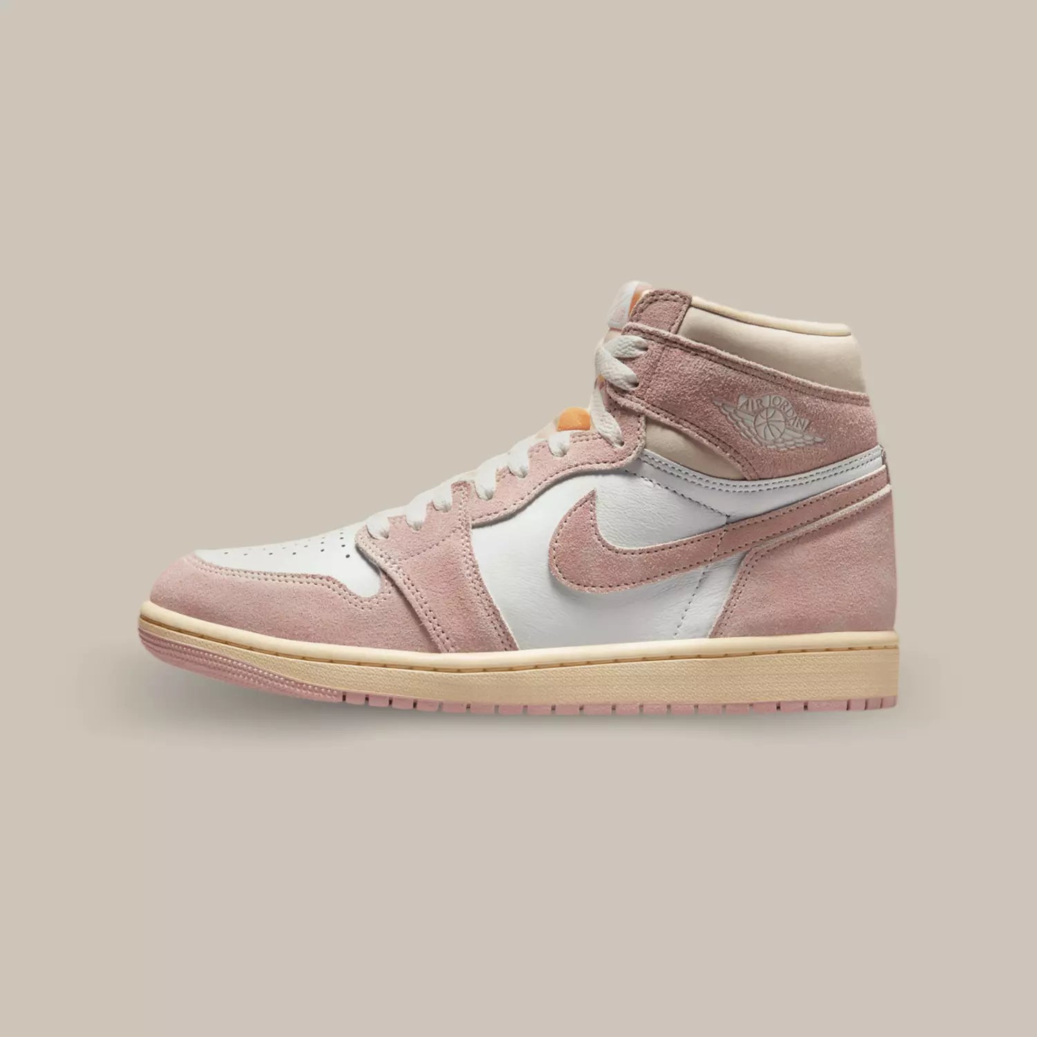 La Air Jordan 1 Retro High OG Washed Pink de coté avec sa base en cuir blanc et des empiècements en daim rose pastel.