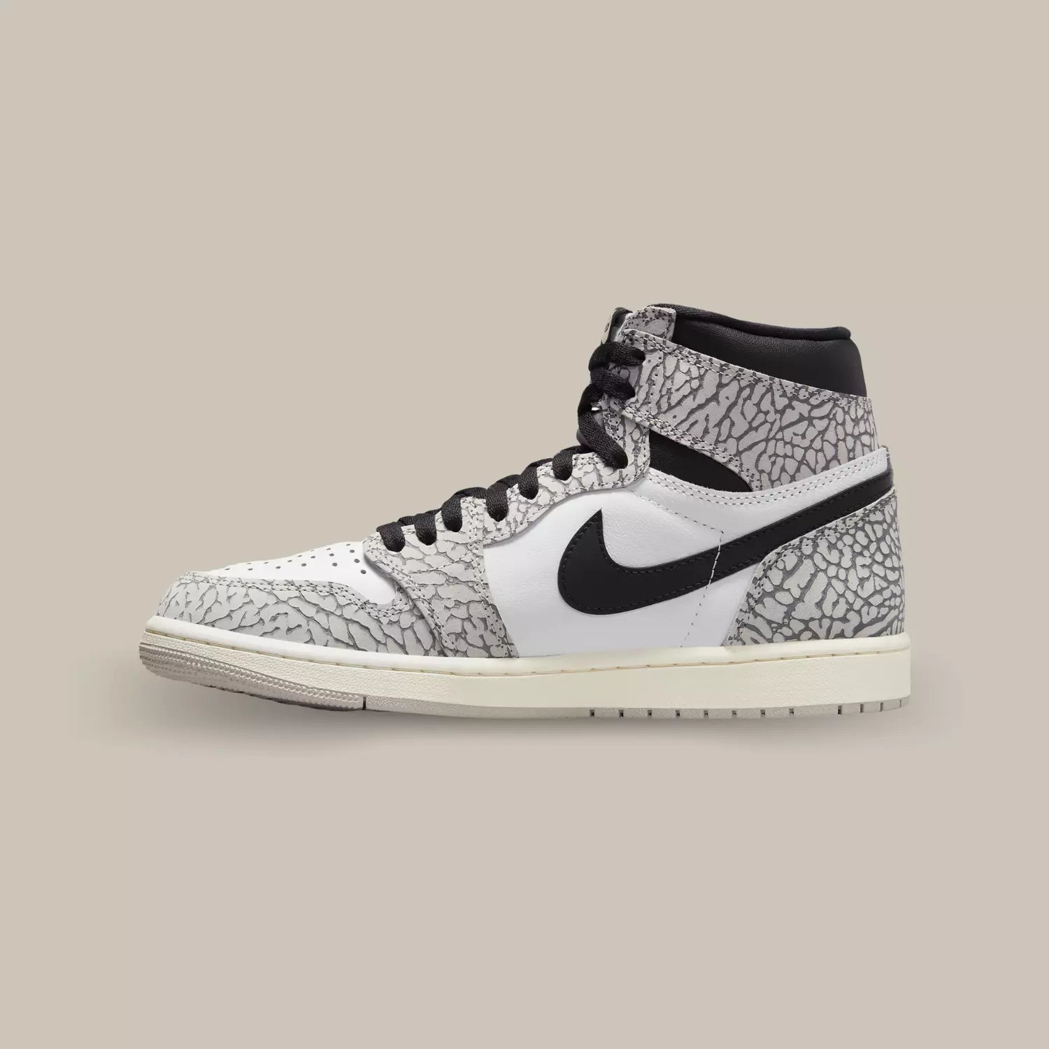 La Jordan 1 Retro High OG White Cement de coté avec une base en cuir blanc et des empiècements en cuir habillé du motif Elephant Print.