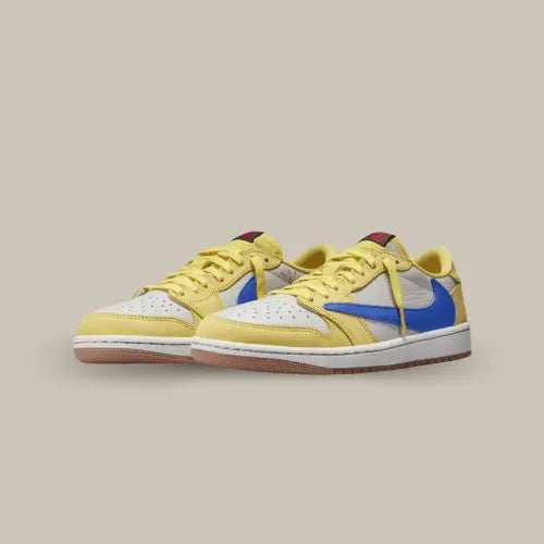 La Air Jordan 1 Retro Low OG SP Travis Scott Canary possède une base en cuir jaune canari avec des empiècements blanc et un swoosh bleu profond. On retrouve la signature de Travis Scott avec son swoosh inversé.