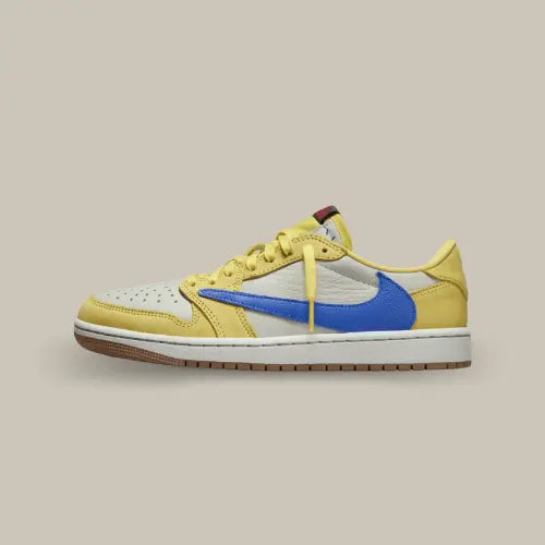 La Air Jordan 1 Retro Low OG SP Travis Scott Canary vue de côté avec son coloris jaune et son swoosh inversé bleu.