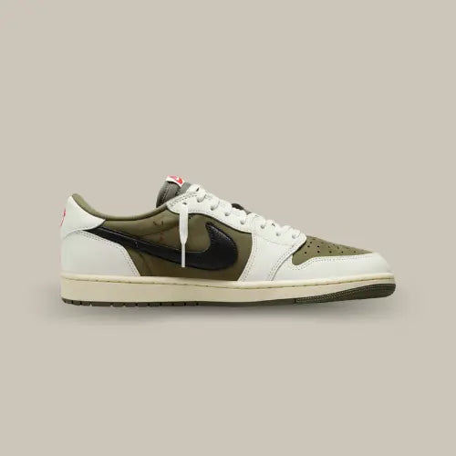 La Air Jordan 1 Retro Low OG SP Travis Scott Medium Olive vue de côté avec son swoosh inversé noir et sa base en suède olive et son cuir blanc.