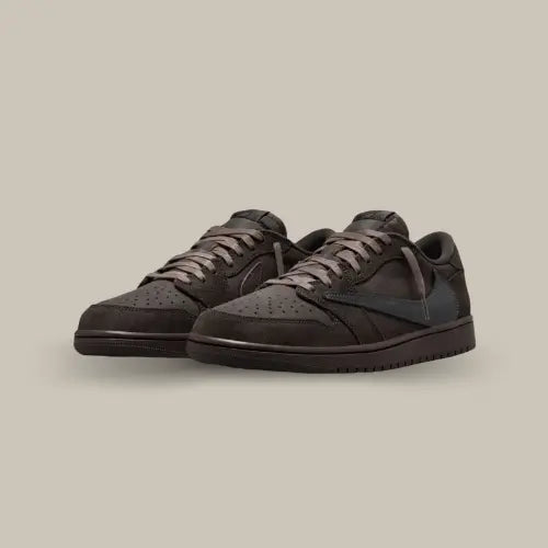 Découvrez la Air Jordan 1 Retro Low OG SP Travis Scott Velvet Brown, une pièce emblématique née de la collaboration entre Jordan Brand et le rappeur visionnaire Travis Scott. Ce modèle se distingue par son coloris Velvet Brown, mêlant des nuances de marron profond à des accents noirs subtils pour un look audacieux et intemporel. Le célèbre Swoosh inversé, signature de Travis Scott, apporte une touche de singularité, tandis que le logo Cactus Jack apposé sur le talon renforce son caractère exclusif.