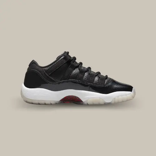 La Air Jordan 11 Low 72-10 vue de côté avec son coloris noir et sa semelle icy.