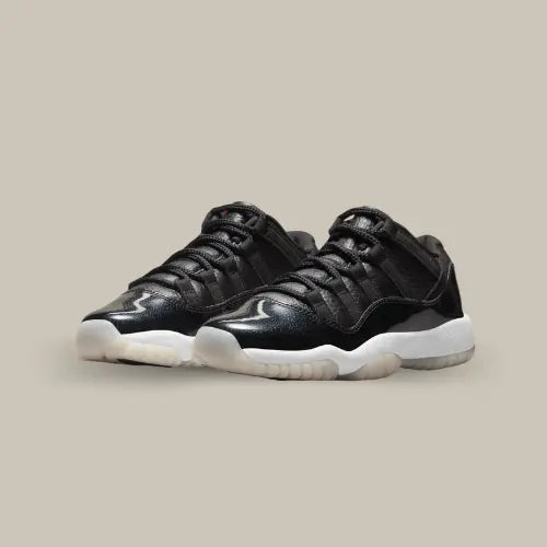 La Air Jordan 11 Low 72-10 possède une base en cuir foulonné avec un musguard en cuir verni noir. Sur la languette, l'écriture "Une saison historique menée par le plus grand joueur de tous les temps" en rouge vient rappeler l'une des plus belles performances du sport américain.