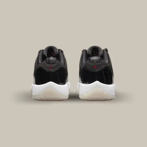 L'arrière de la Air Jordan 11 Low 72-10 avec son mudguard en cuir verni noir et sa semelle spicy.