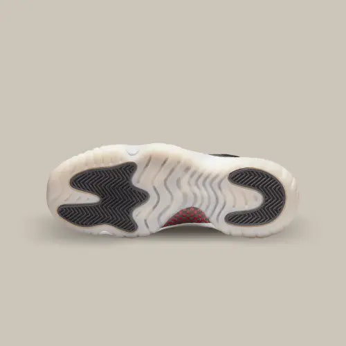 La semelle de la Air Jordan 11 Low 72-10 de couleur noir et blanche.