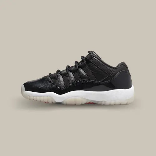 La Air Jordan 11 Low 72-10 vue de côté avec son coloris noir et sa semelle icy.