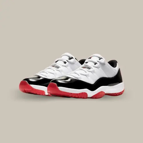 La Air Jordan 11 Low White Bred possède une base en mesh blanc avec le célèbre mudguard en cuir verni noir. Pour le total look bred, on retrouve une midsole blanche qui complète une outsole rouge.&nbsp;