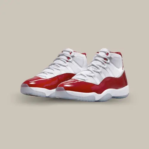 La Air Jordan 11 Retro Cherry (2022) possède une base en mesh blanc avec le célèbre mudguard en cuir rouge cerise qui prend tout le long de l'empeigne qui s'accorde avec la doublure, le heel tab et le logo jumpman. La touche finale est apportée par une midsole blanche et une outsole icy.