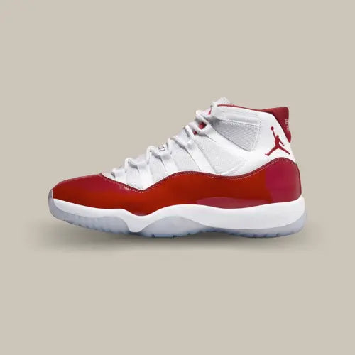 La Air Jordan 11 Retro Cherry (2022) vue de côté avec sa base en mesh blanc et son mudguard en cuir verni rouge cerise.