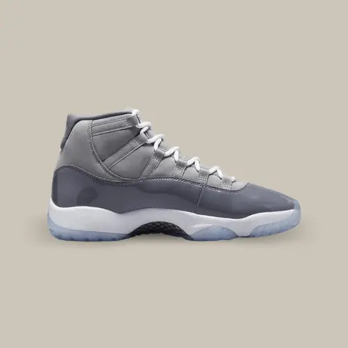 La Air Jordan 11 Retro Cool Grey (2021) vue de côté avec son coloris gris sur une semelle icy bleu ciel.