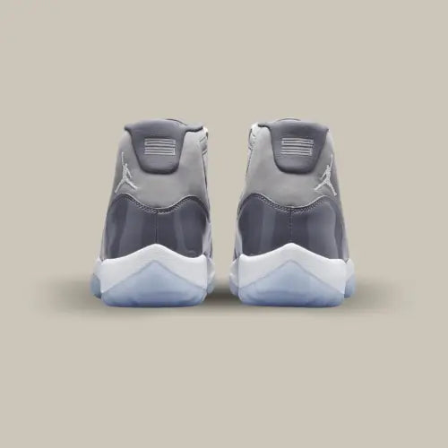 L'arrière de la Air Jordan 11 Retro Cool Grey (2021) avec son coloris gris et sa semelle icy bleu ciel.