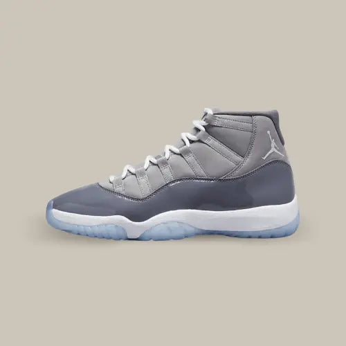 La Air Jordan 11 Retro Cool Grey (2021) vue de côté avec son coloris gris sur une semelle icy bleu ciel.