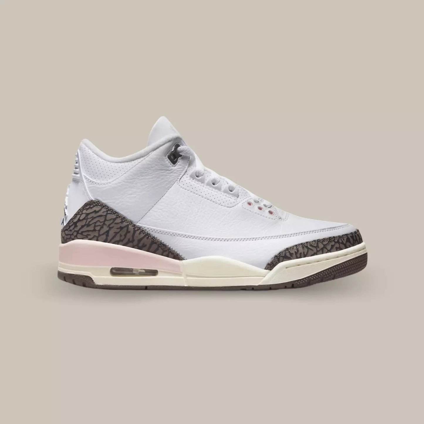 La Jordan 3 Dark Mocha  de coté avec sa base en cuir blanc et ses superpositions en Elephant Print de couleur mocha.