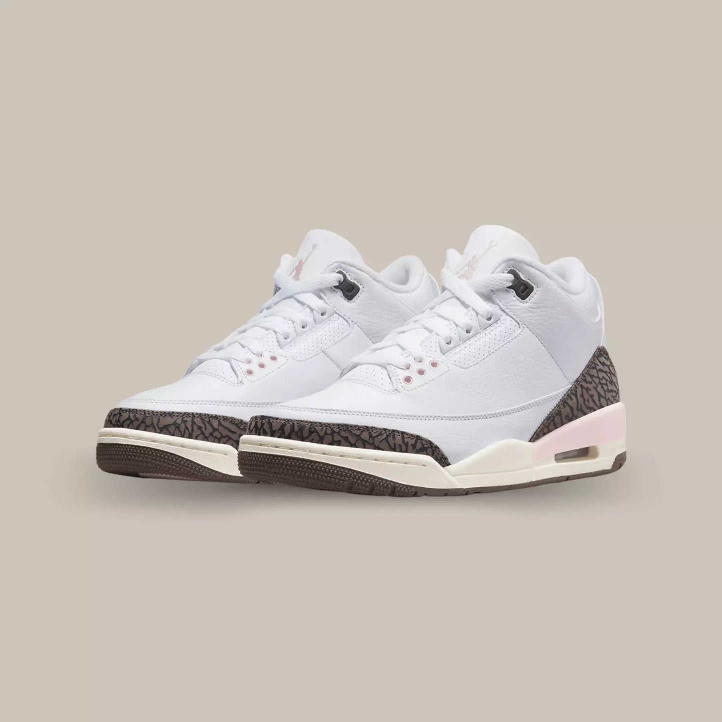 La Jordan 3 Dark Mocha est composé d’une base en cuir blanc avec des superpositions en cuir perforés. On retrouve le Dark Mocha près du mudguard, du talon et de l’outsole.