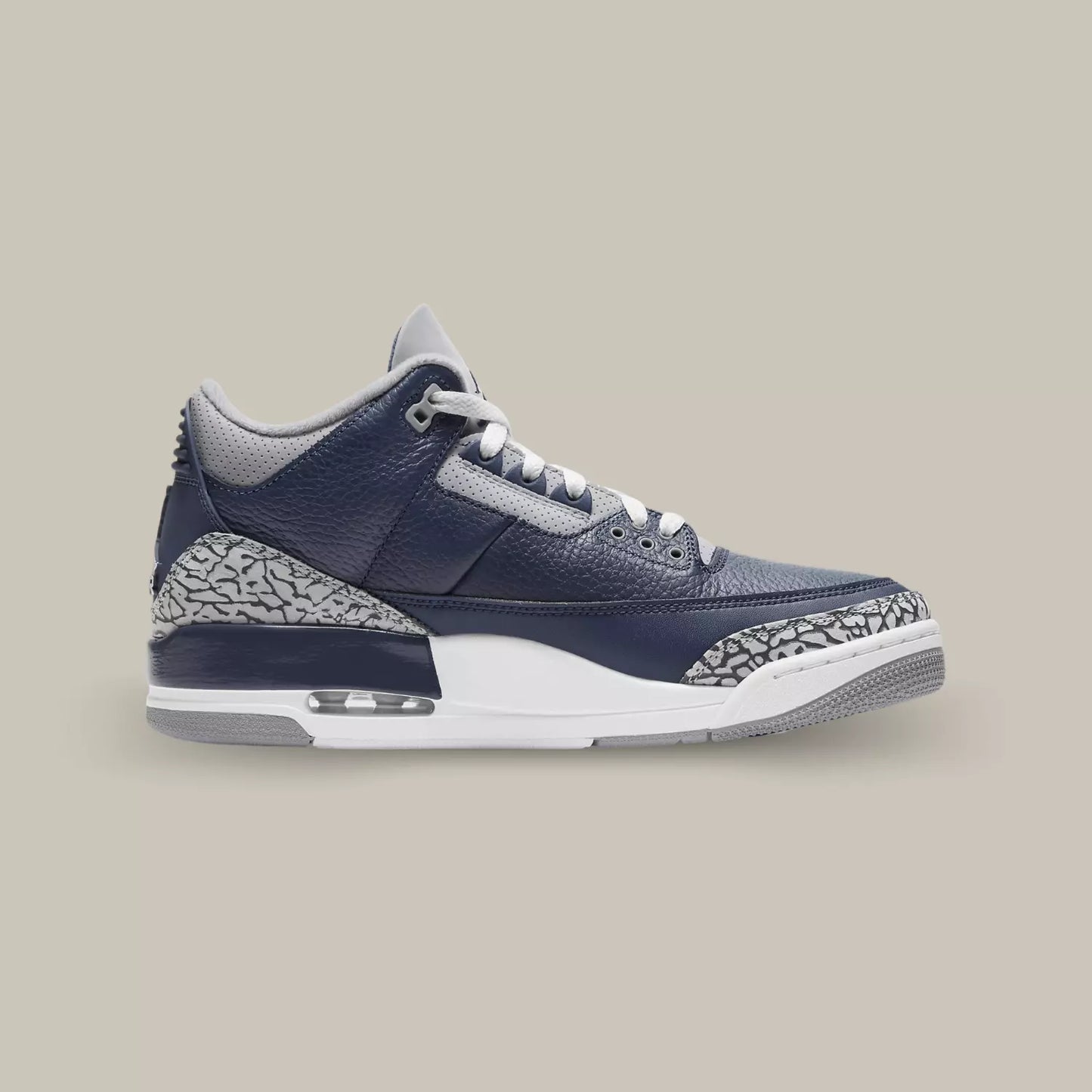 La Jordan 3 Retro Georgetown de coté avec sa base en cuir grainé bleu marine et ses mtis Elephant Print".