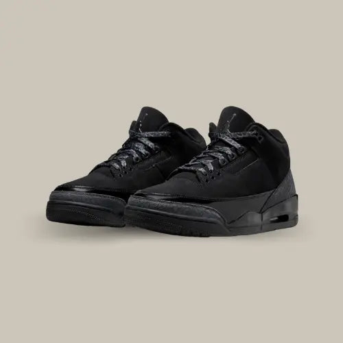 La Air Jordan 3 Black Cat incarne l’élégance et le style intemporel. Inspirée par la panthère noire, cette sneaker offre un design monochrome ultra-sophistiqué. Sa tige en nubuck noir mat, associée à des accents en cuir verni et à l’emblématique imprimé "Elephant" sur le talon, apporte une touche de luxe discrète. Avec son système d’amorti Nike Air intégré, elle garantit un confort et une performance optimale, que ce soit pour le sport ou un usage quotidien.