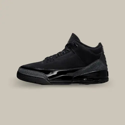 La Air Jordan 3 Retro Black Cat vue de côté avec son coloris full black en nubuck et cuir verni.