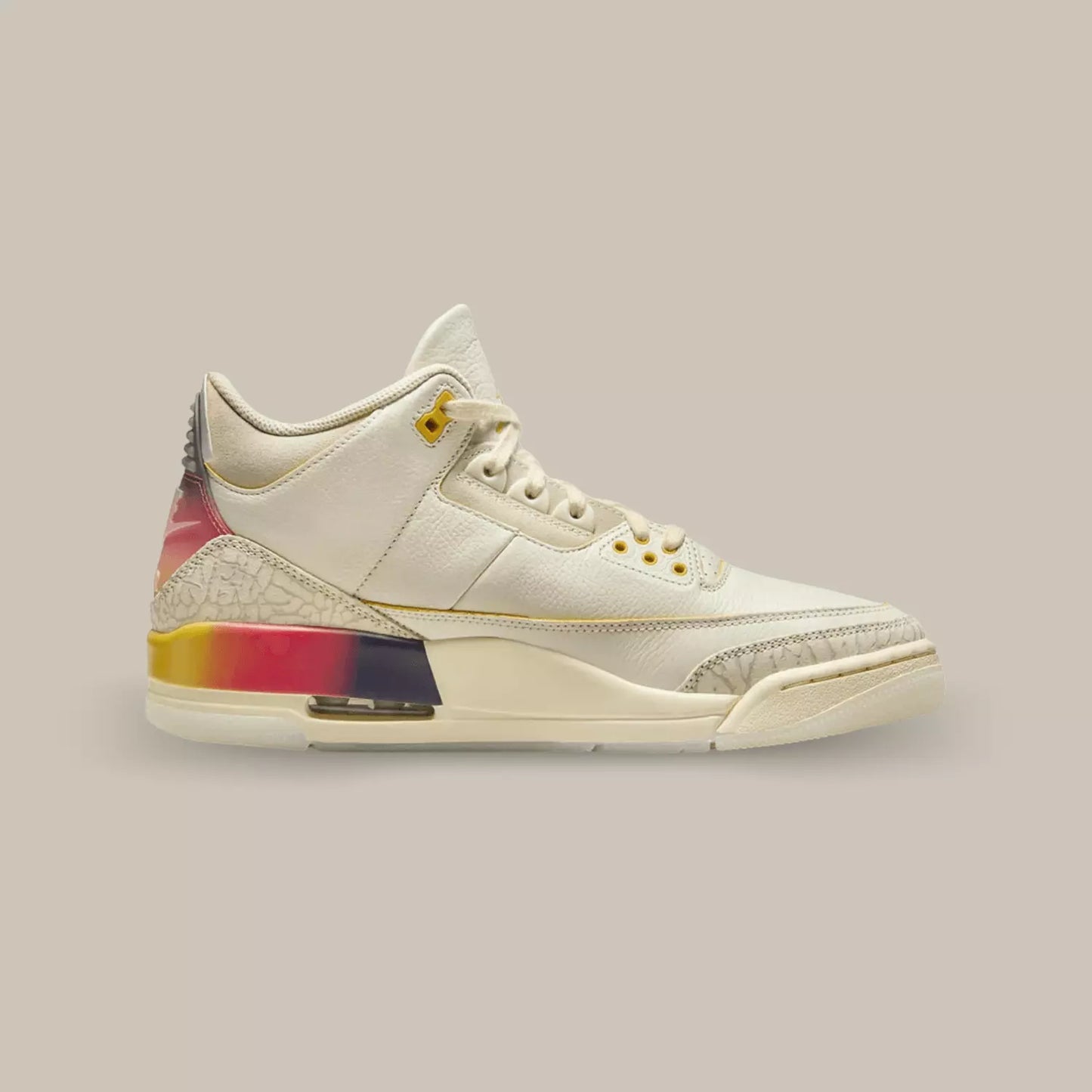 La Air Jordan 3 Retro SP J Balvin Medellín Sunset de coté avec sa base en cuir crème, son emplacement en éléphant print et le talon représentant le coucher de soleil de Medellin avec du jaune, rose et violet.