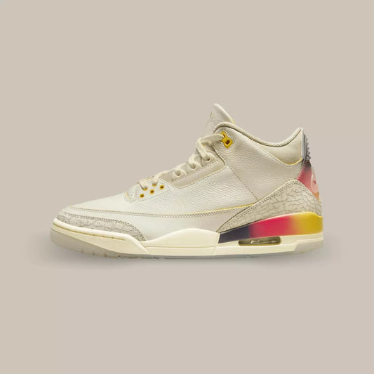 La Air Jordan 3 Retro SP J Balvin Medellín Sunset de coté avec sa base en cuir crème, son emplacement en éléphant print et le talon représentant le coucher de soleil de Medellin avec du jaune, rose et violet.