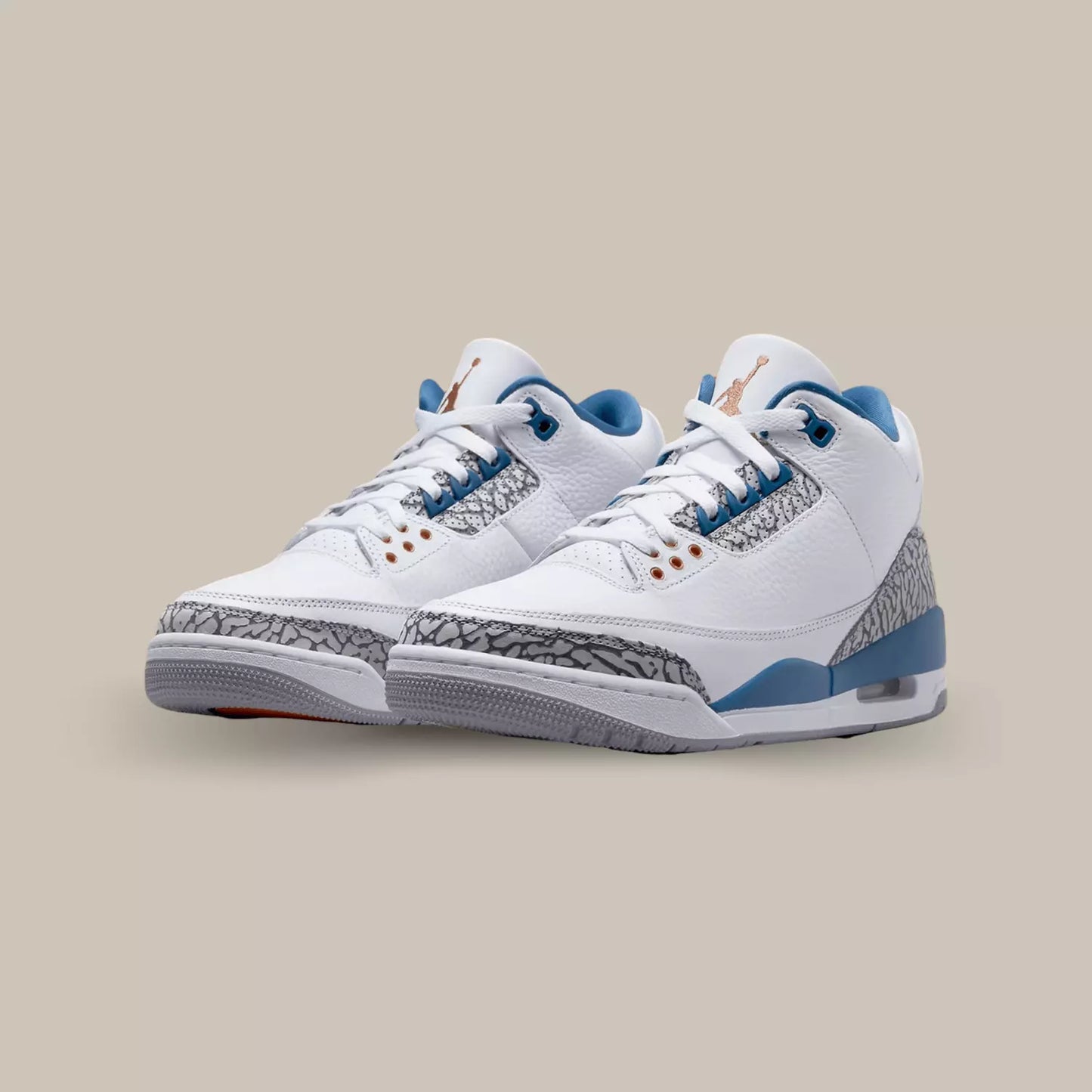 La Jordan 3 Retro Wizards possède une base en cuir grainée blanc. On retrouve le célèbre Elephant Print ainsi que des touches de cuivres.